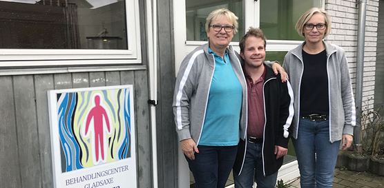Lasse sammen med sin arbejdsgiver og kollega foran klinikken