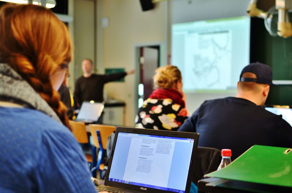 Foto af undervisning, du ser kursister og en underviser