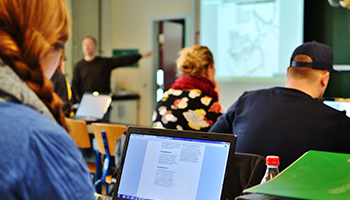 Elever der sidder i en undervisningssituation