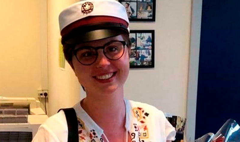 Silke med studenterhue på