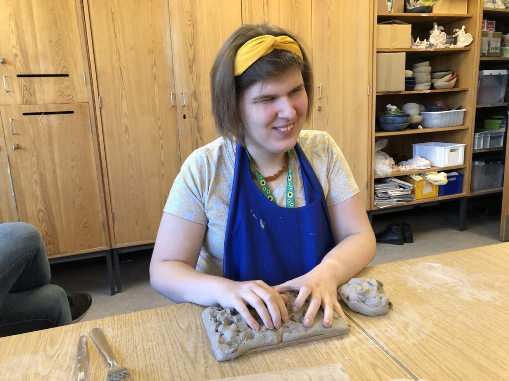Projektdeltager former ler