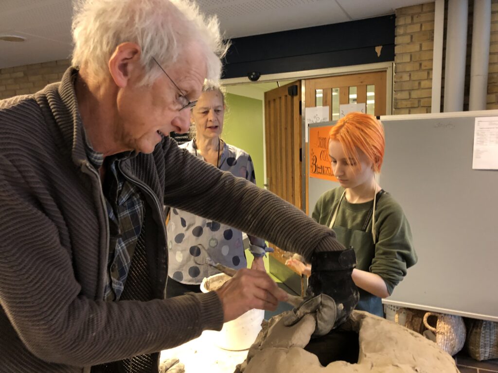 Kunstner laver ler