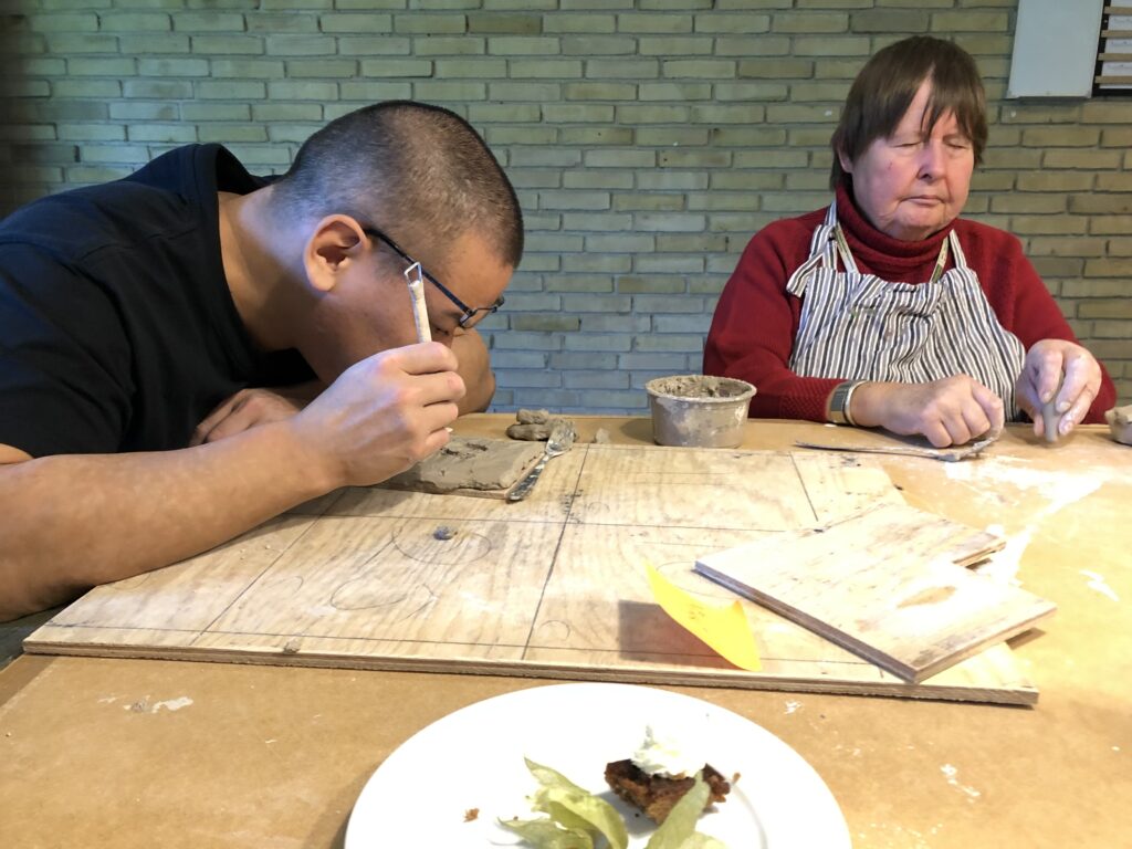 To projektdeltagere former ler