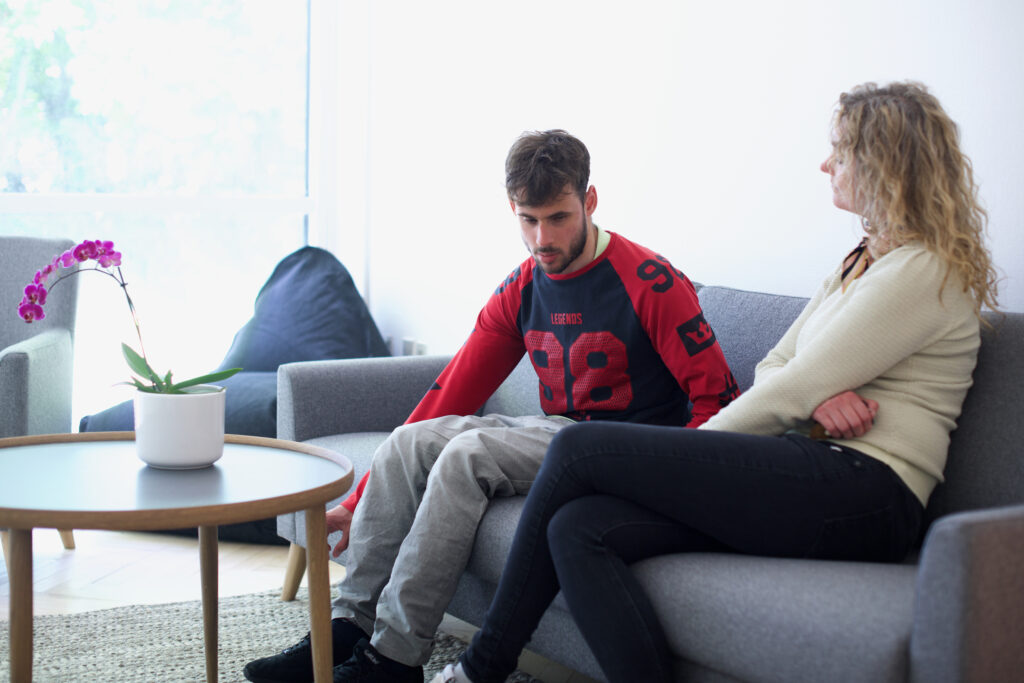Claudio og Susanne sidder i sofaen i stuen