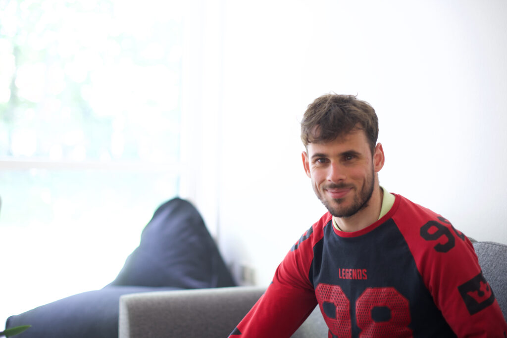 Claudio sidder i sofaen i stuen