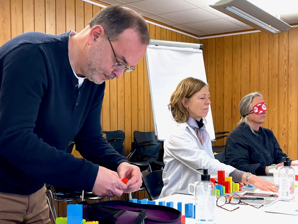 Underviser og to deltagere