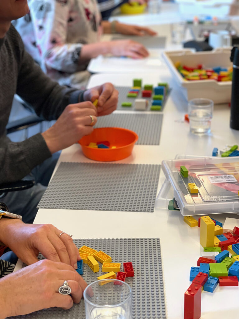 Workshopdeltagere laver en legoøvelse
