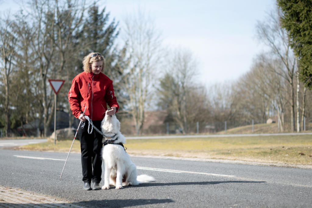 Winnie Vestergaard og førerhunden Data