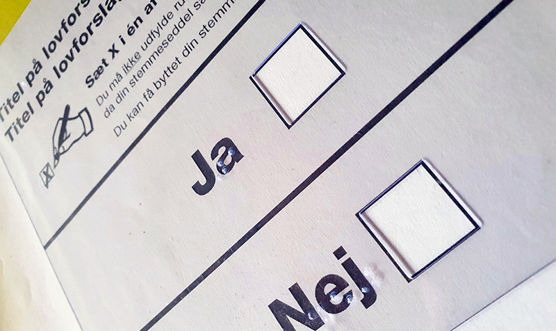 Foto af overlægspladen med valgseddel nedenunder
