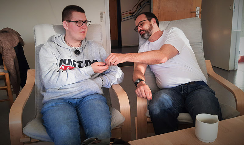 Foto af beboer og frivllig i pauserum på bo-afdelingen