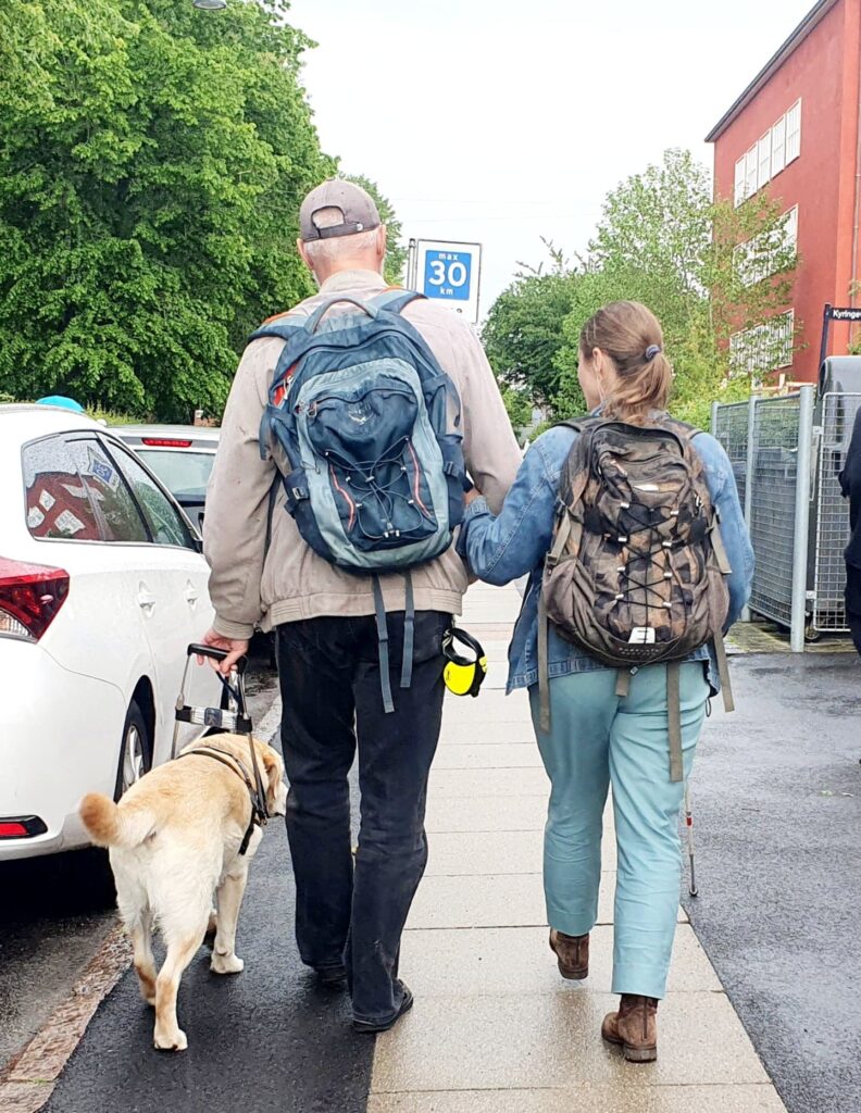 Tina og Bo på vej til Husum skole for at stemme