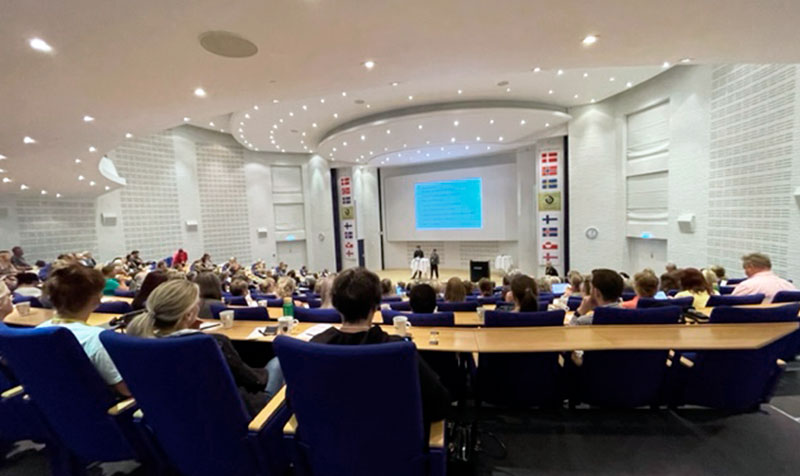 Konferencesalen fyldt med synsprofessionelle