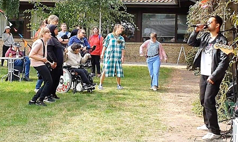 John Clausen synger og gæster danser foran scenen