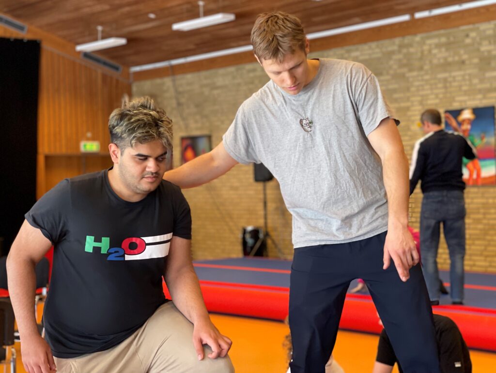 Ung skal op på trampolinen