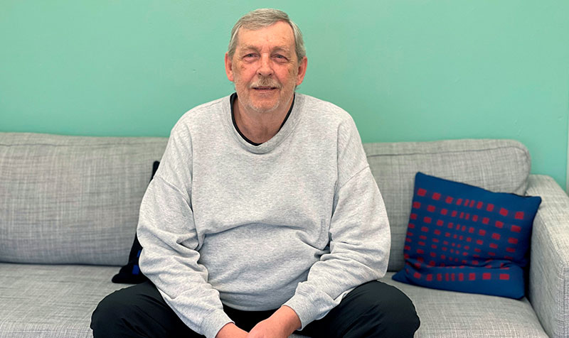 Mogens Nielsen sidder i en sofa på IBOS