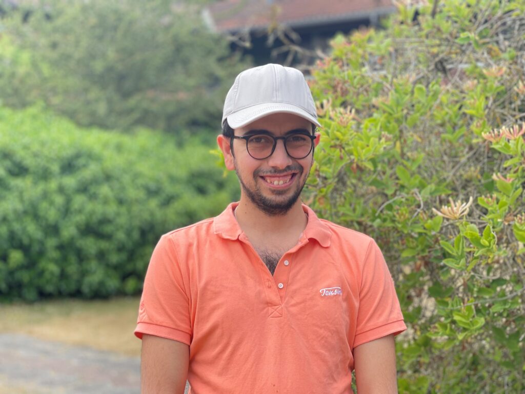 Yousef i IBOS' gårdhave