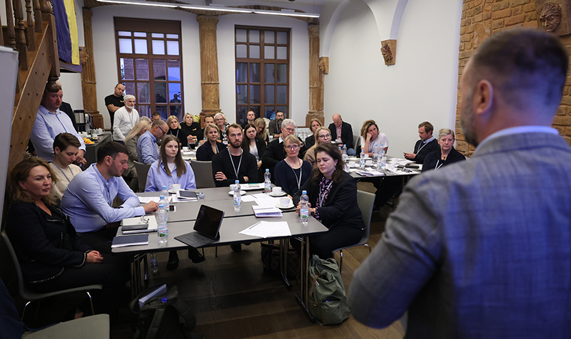 Delegation fra danmark sidder og lytter til oplæg i Ukraine