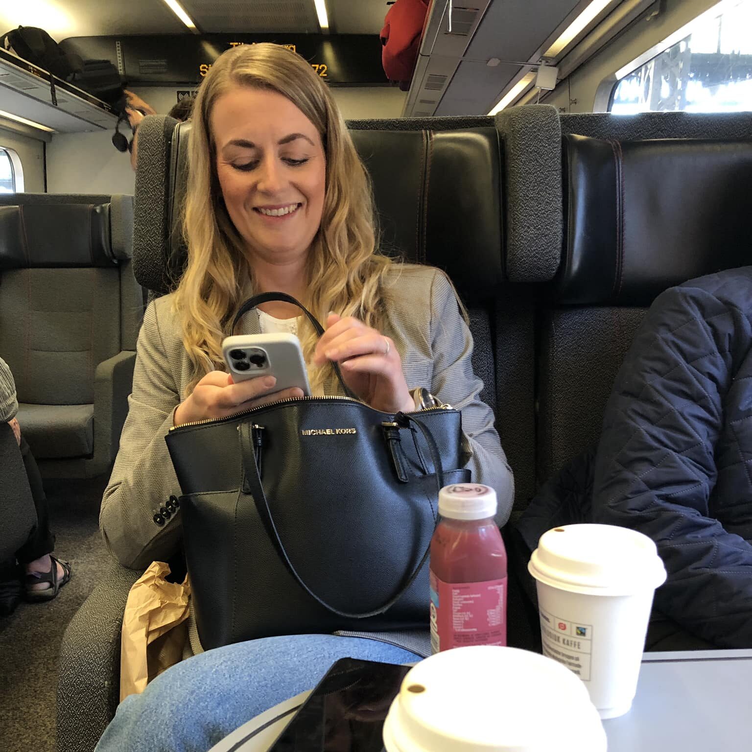 Mette Frosberg sidder i toget på tur med hjælpemiddelkufferten.