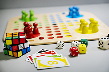 Ludo, terninger og et spil Uno