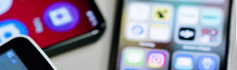 Telefoner med appikoner synligt på skærmen.