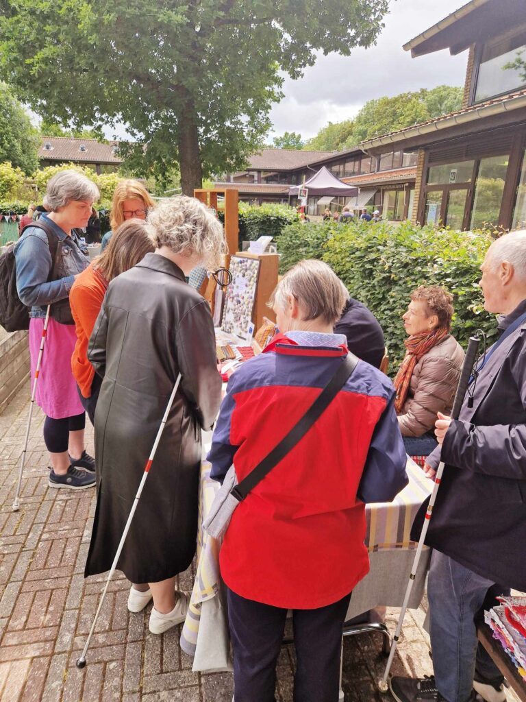 Personer står og handler i boderne