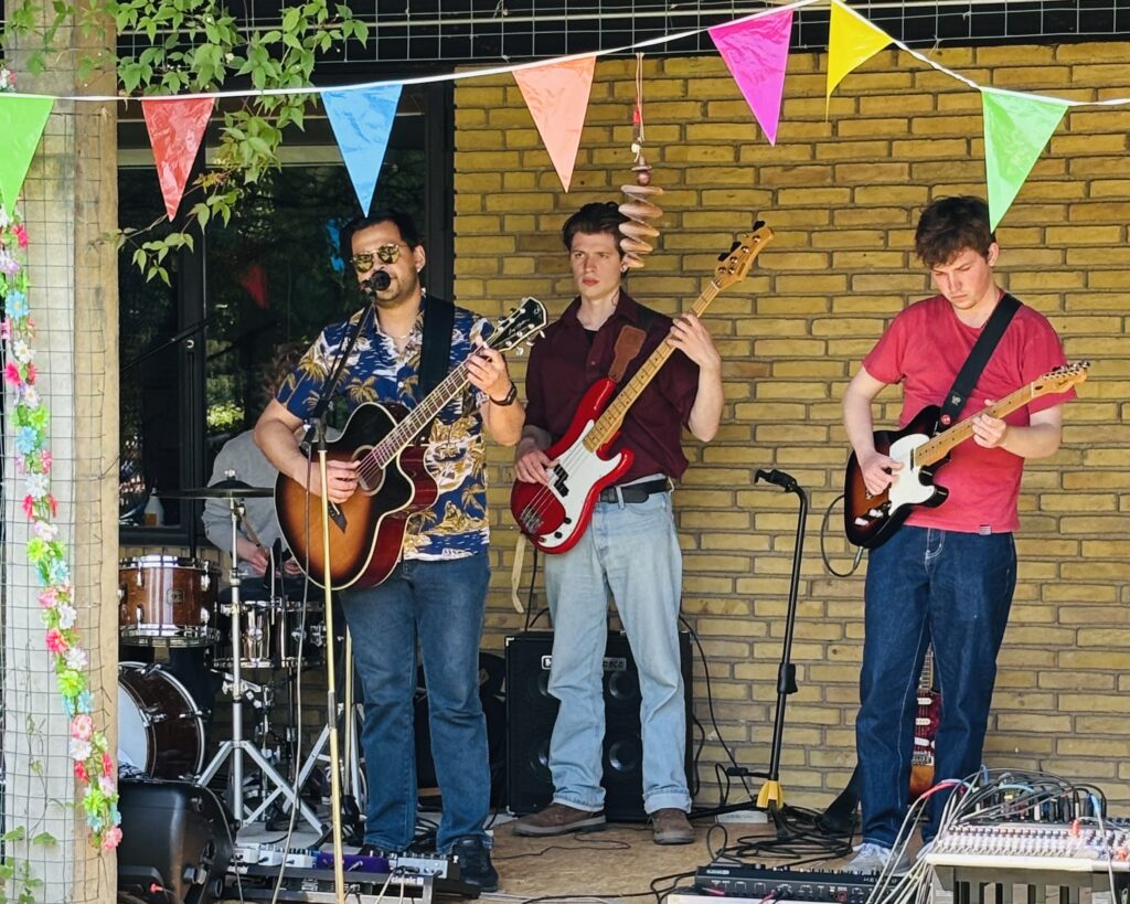 Bandet UTAL spiller koncert