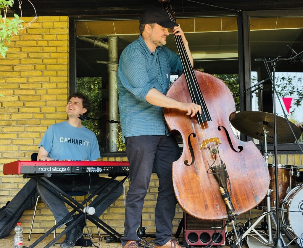 Bassist Richard Anderson på scenen.