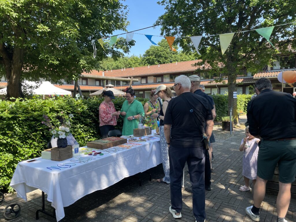 Folk omkring festivalens smykkebod.