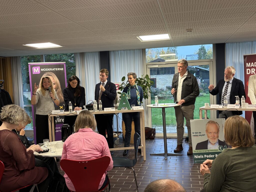 Politikere i debatpanel.
