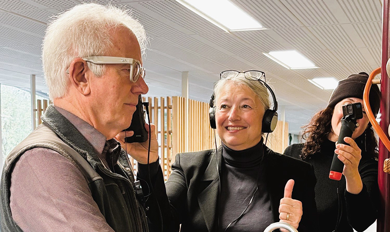 Arne Christensen tester metabriller på IBOS gang med forsker og synstolker.