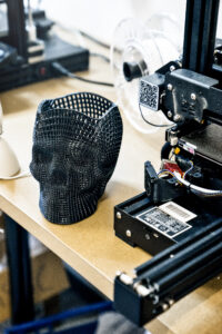 3D printer med kranier printet ved siden af