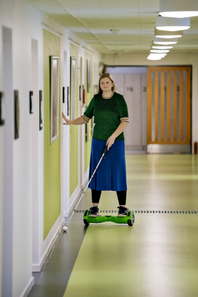 Ung pige på segway ned langs gangen