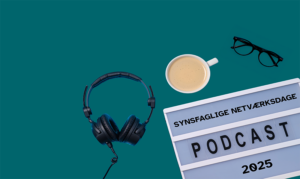 Grafik med en grøn baggrund, hvor man ser en par høretelefoner, en kop kaffe, et par briller og en lille opslagstavle, hvor der står "Synsfaglige Netværksdage podcast 2025".