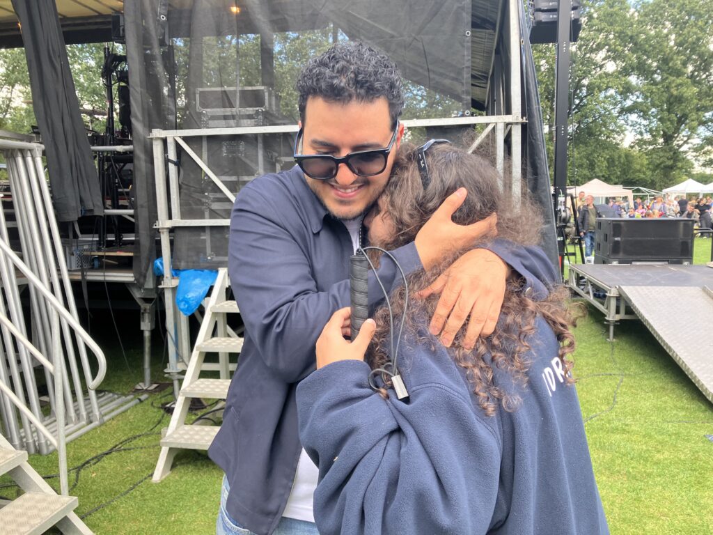 Erya krammer med musikeren Basim.