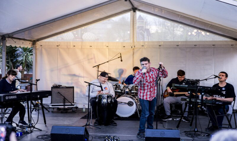 The Paragraphs spiller på en scene i Tivoli